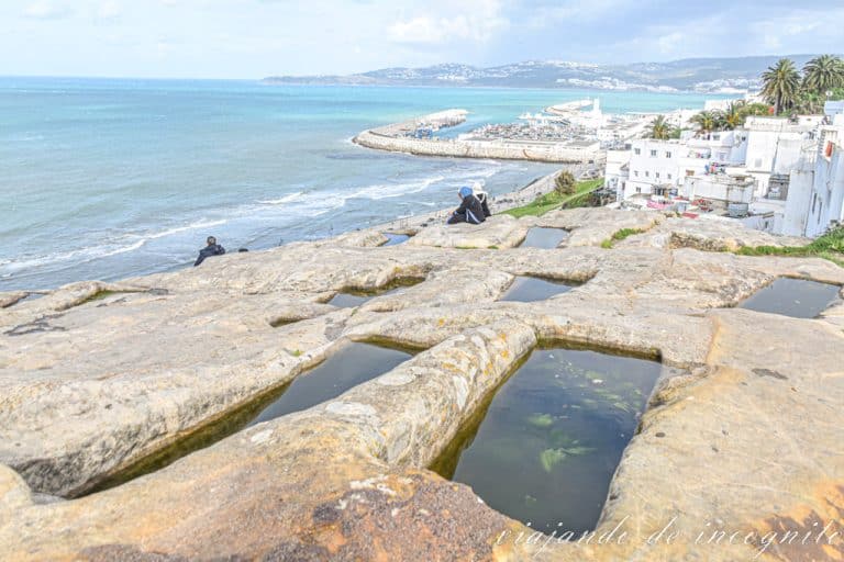 Unas pocas personas disfrutan de las vistas al mar desde las tumbas fenicias de Tánger