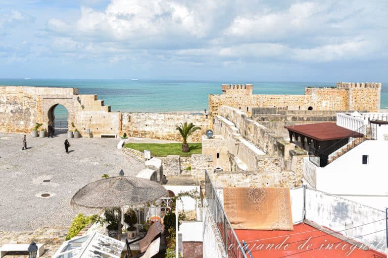 Vistas de la plaza de la Kasbah de Tánger desde el Salon Le Bleu