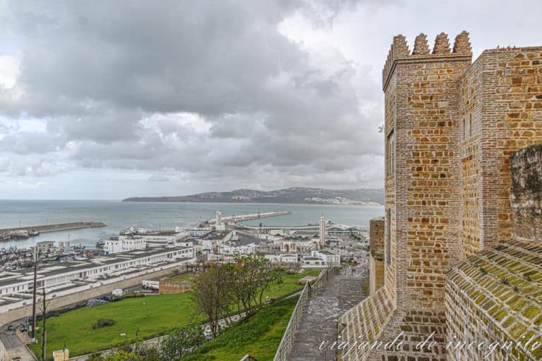 Vistas desde el mirador de la plaza de la Kasbah. SE ven las murallas y el puerto de Tánger.