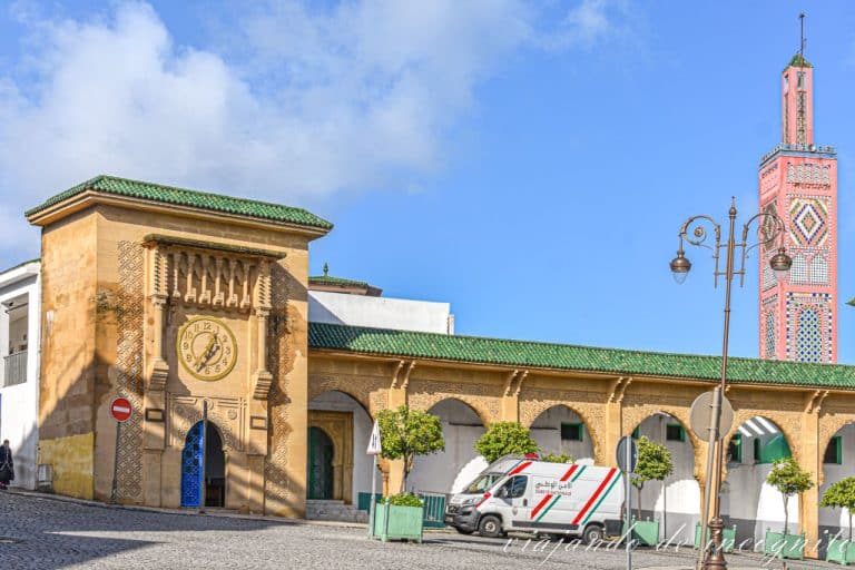 Lado de la mezquita de Sidi Boubadid del Zoco Grande de Tánger