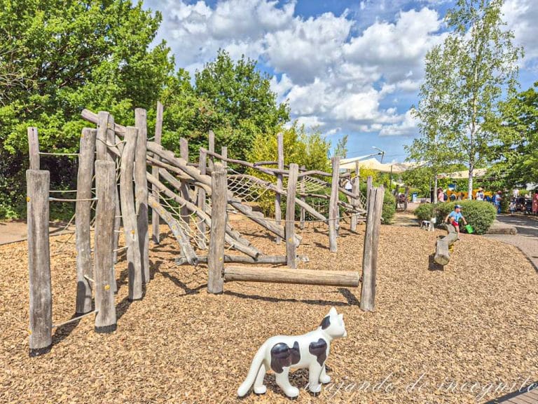 Zona de equlibrio en el Playmobil Funpark decorada con un gato blanco y negro