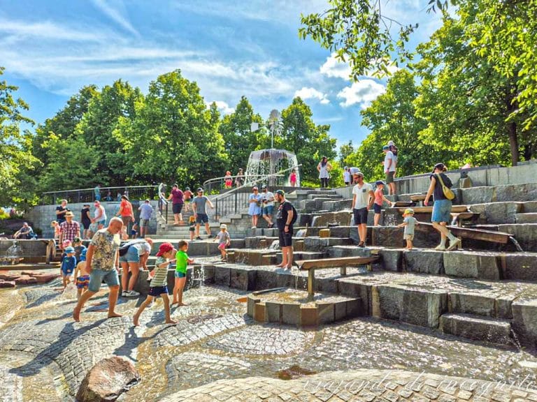 Niños jugando en la zona de agua del Playmobil Funpark