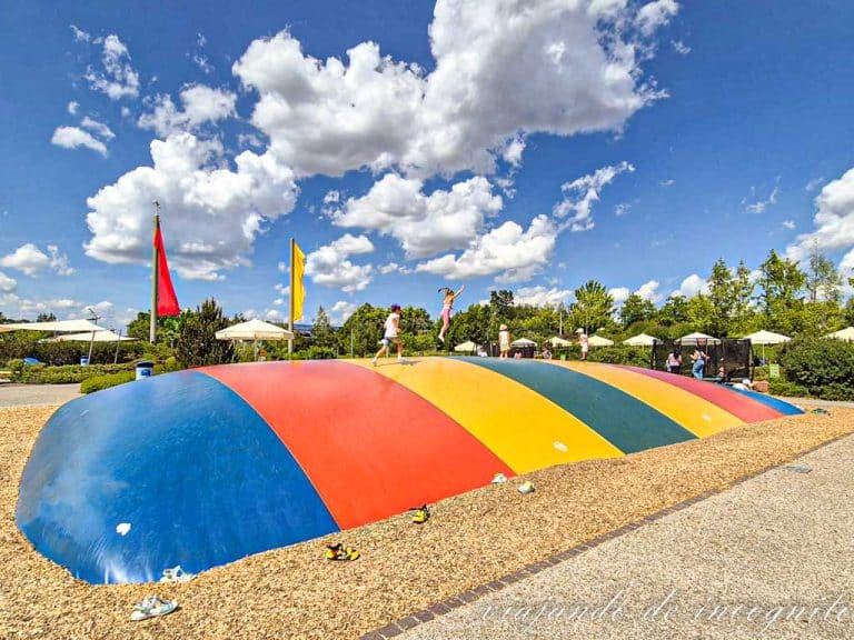 Dos niños saltan en una gran cama elástica de colores en el Playmobil Funpark