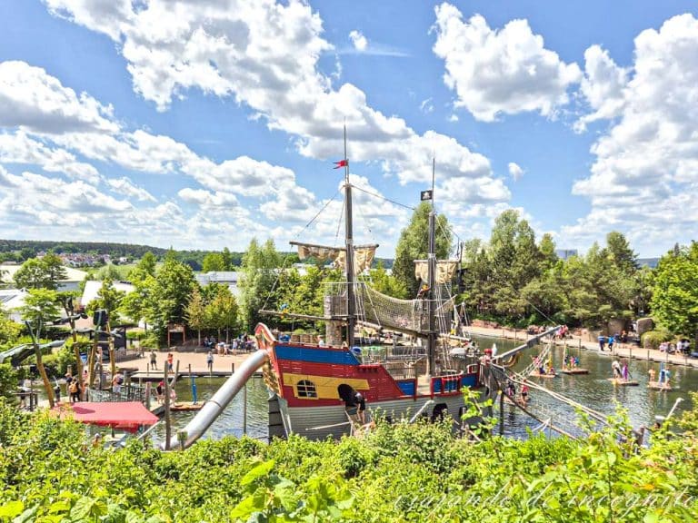 Vista entre matorrales del barco pirata del Playmobil