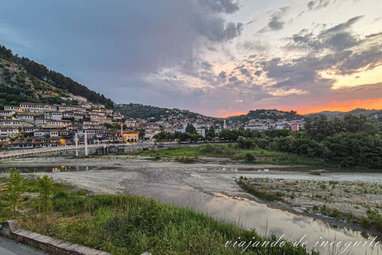 Amanecer desde una de las habitaciones del hotel Ajka en Berat