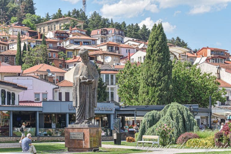 Estatua de San Naum en el paseo marítimo de Ohrid