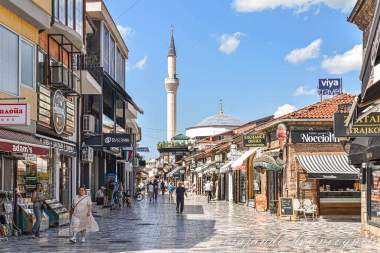 Minarete de la mezquita de Ali Pasha al fondo del antiguo bazar al mediodía