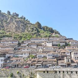 Vista del barrio de Mangalem desde el otro lado del río.