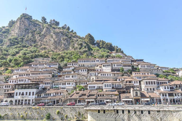 Vista del barrio de Mangalem desde el otro lado del río.
