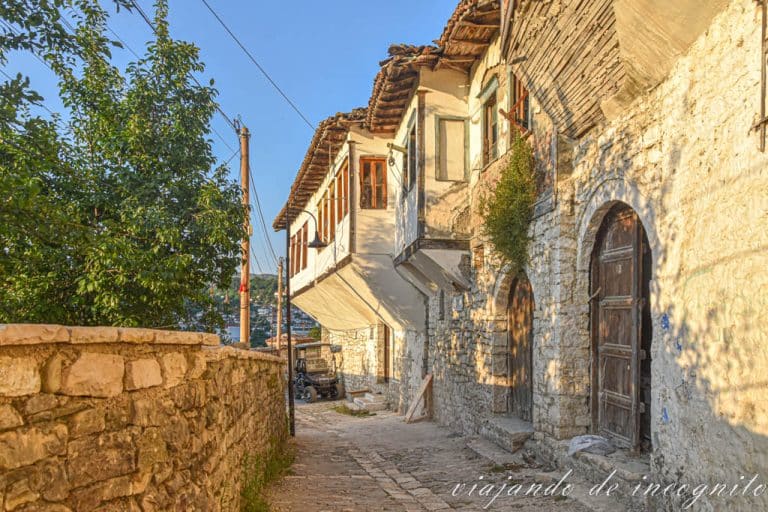 Casas otomanas del barrio de Gorica a la luz del atardecer
