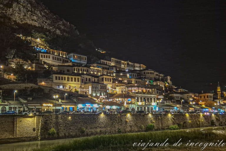 Vista de las casas del barrio de Mangalem en Berat iluminadas por la noche.
