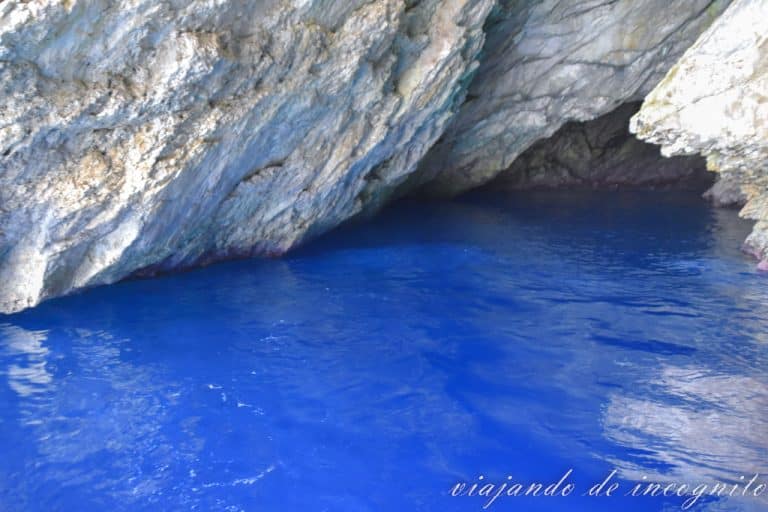 Detalle del agua azul intenso de la blue cave