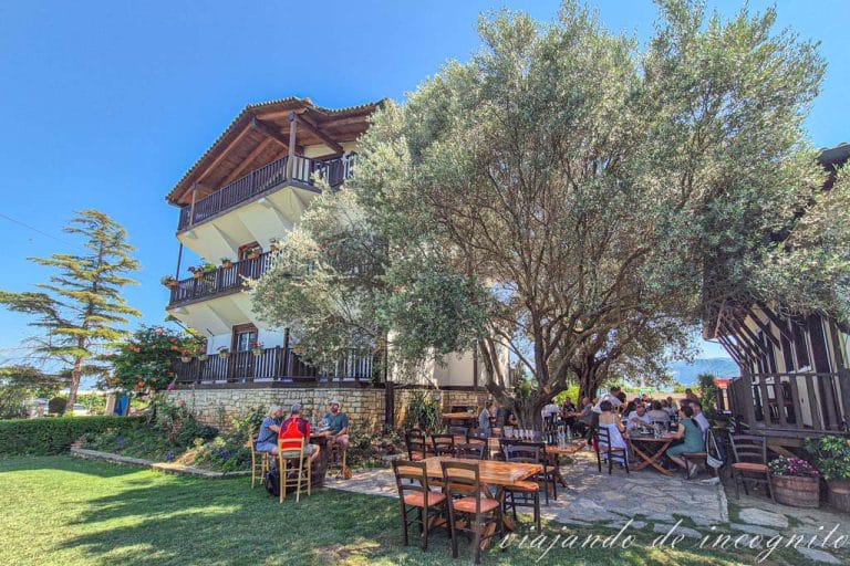 Jardín de la bodega Cobos donde hay un grupo haciendo una cata de vino