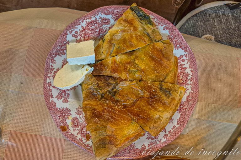 Byrek, uno de los platos más populares que comer en Albania. En este caso está acompañado por un par de trozos de queso blanco parecido al feta.