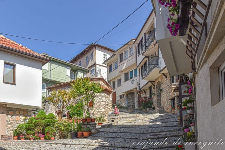Plazoleta del casco antiguo de Ohrid donde hay una chica sentada frente a la iglesia pequeña de San Clemente.