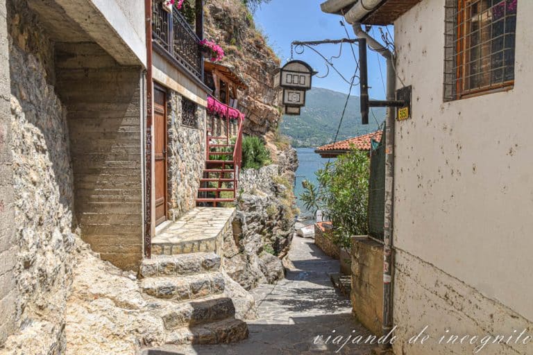 Estrecha calle de Ohrid que termina en el lago
