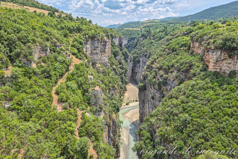 Vista del cañón de Osumi desde el mirador de la bandera. Uno de los paisajes más bonitos de los que disfrutamos en nuestra ruta por Albania.