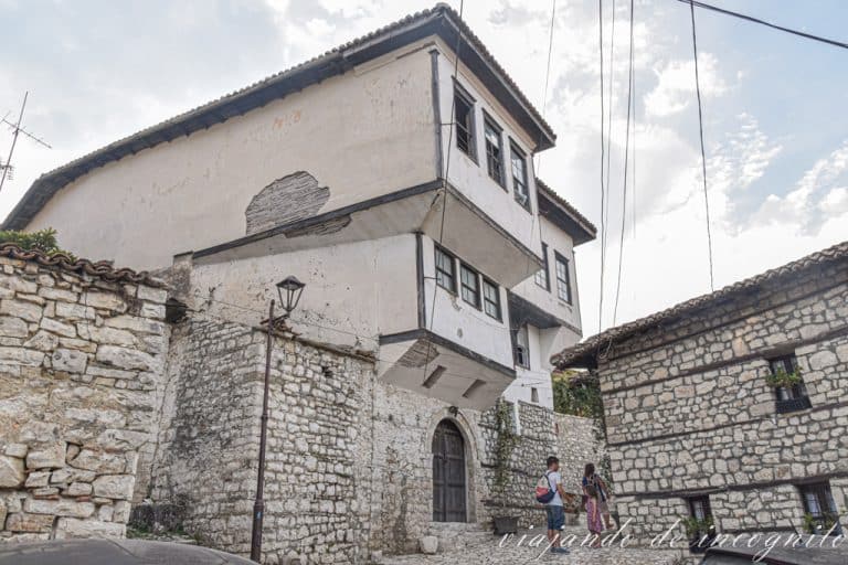 Bonita casa otomana dentro del recinto del castillo de Berat.