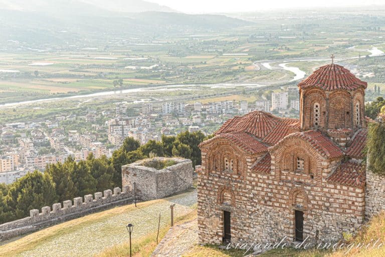 Vistas de la iglesia de la Santísima Trinidad en la acrópolis del castillo de Berat.