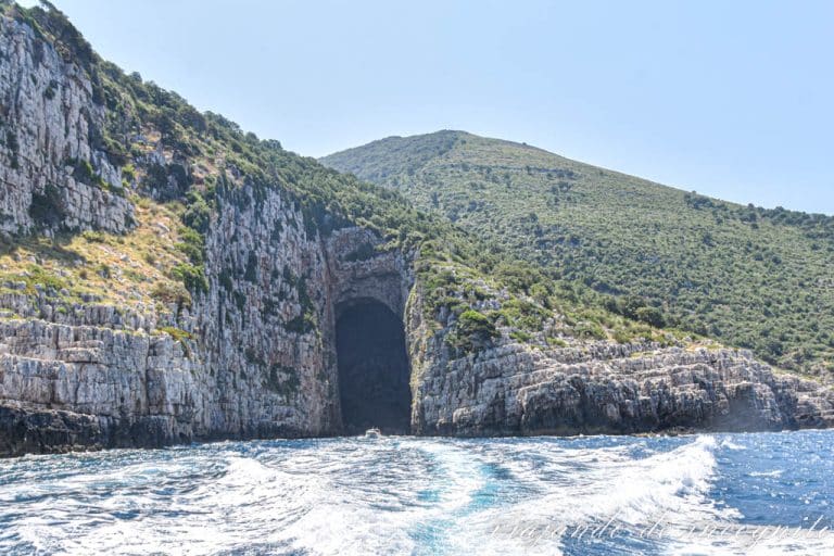 Exterior de la cueva de Hax Ali vista desde la lancha motora.