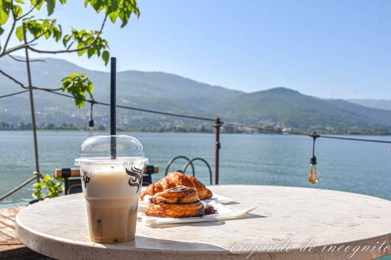 Café y dos bollos en una mesa de la Roastery de Ohrid con vistas al lago