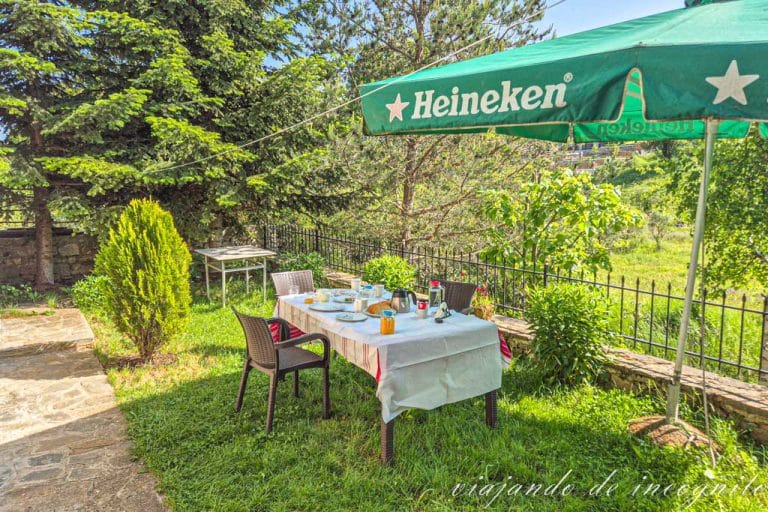 Mesa preparada para el desayuno en el jardín de la casa de Vila 118.