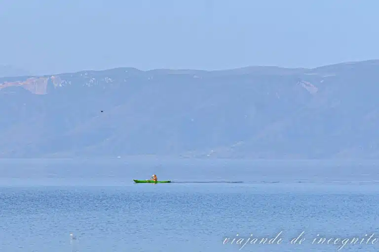 Un hombre va en kayak por el lago Ohrid a primera hora de la mañana