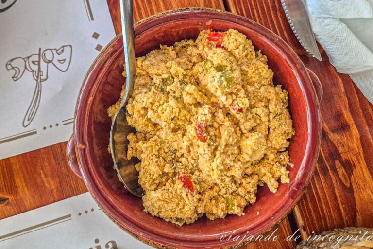 Fërgesë en cazuela de barro, uno de los platos tradicionales que comer en Albania.