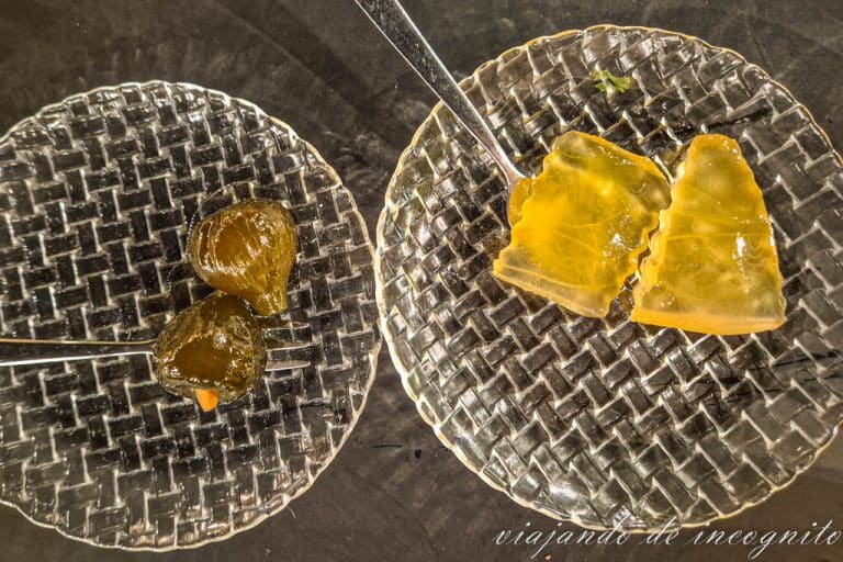 Dos platos de Gliko, uno de sandía y otro de higo.