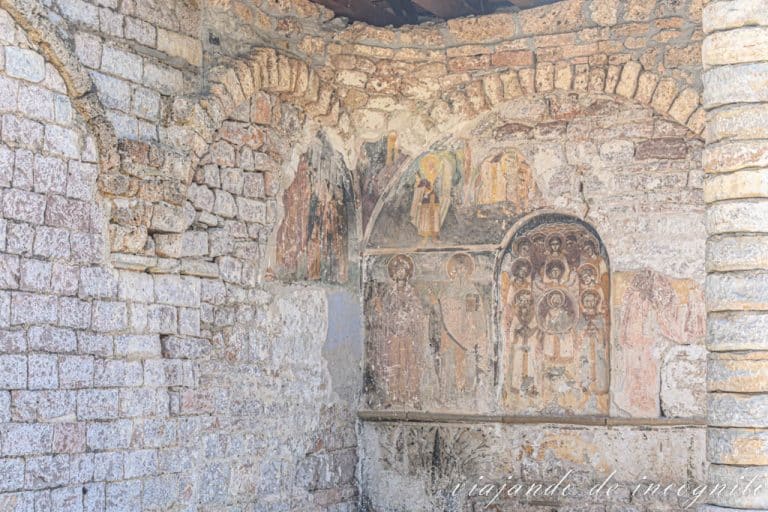 Restos de un fresco en el porche de la iglesia de los Arcángeles en Voskopoje