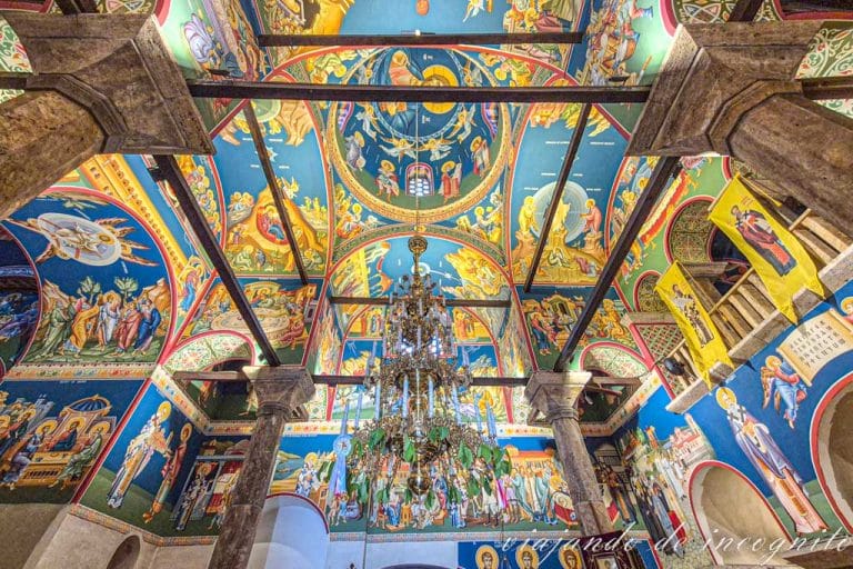 Interior de San Clemente cubierto de frescos modernos.