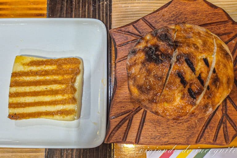 Queso Kackakavall a la parrilla acompañado de un pan redondo casero.