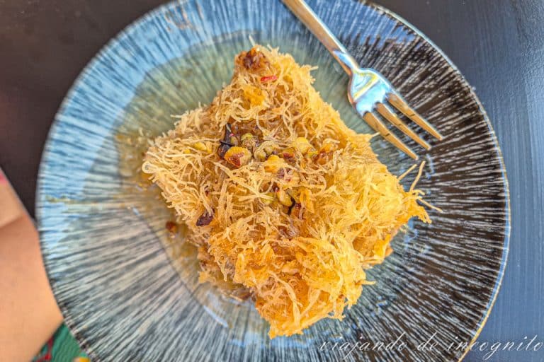 Plato de Kadayfi, uno de los dulces que comer en Albania