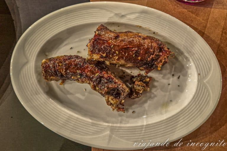 Plato de kokorec, un plato de casquería que comer en Albania