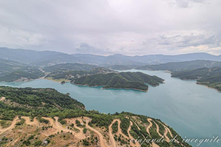 Vistas del lago Bovilla desde el mirador metálico sobre el lago.