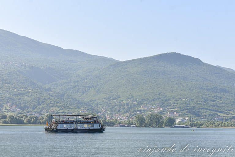 Barco recorre las tranquilas aguas del lago Ohrid a primera hora de la mañana