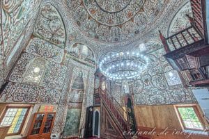 Interior de la mezquita Ethem Bey
