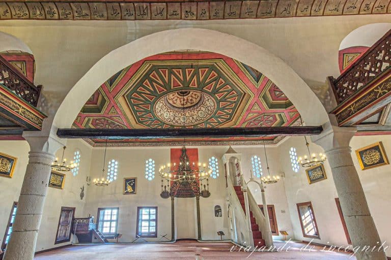 Interior de la mezquita del Rey en Berat