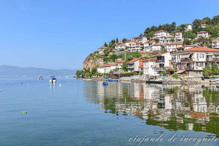 El lago Ohrid pronto por la mañana con sus casas reflejándose en el agua.