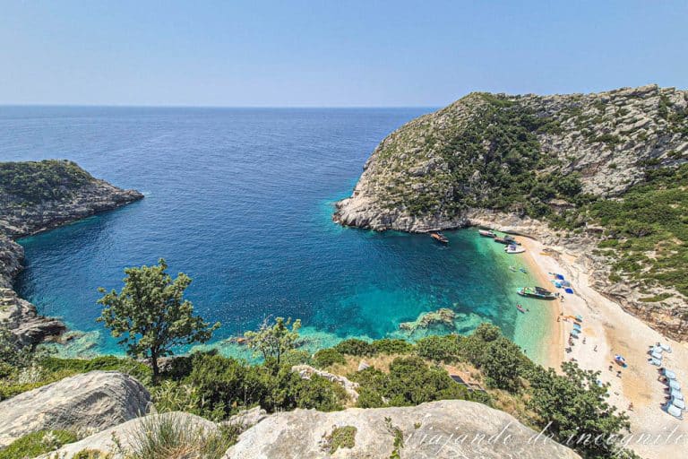 Vista desde arriba de Grama Bay, una de las playas más bonitas de nuestra ruta por Albania