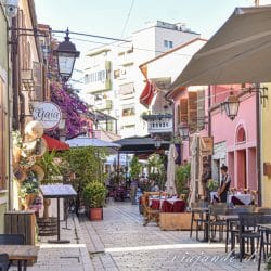 Calle vacía del Vlorë antiguo con casas de baja altura y en colores pastel