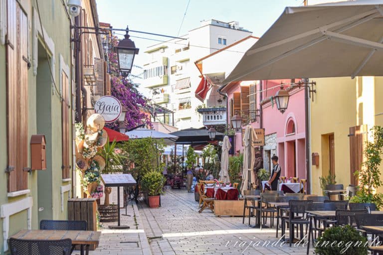 Calle vacía del Vlorë antiguo con casas de baja altura y en colores pastel