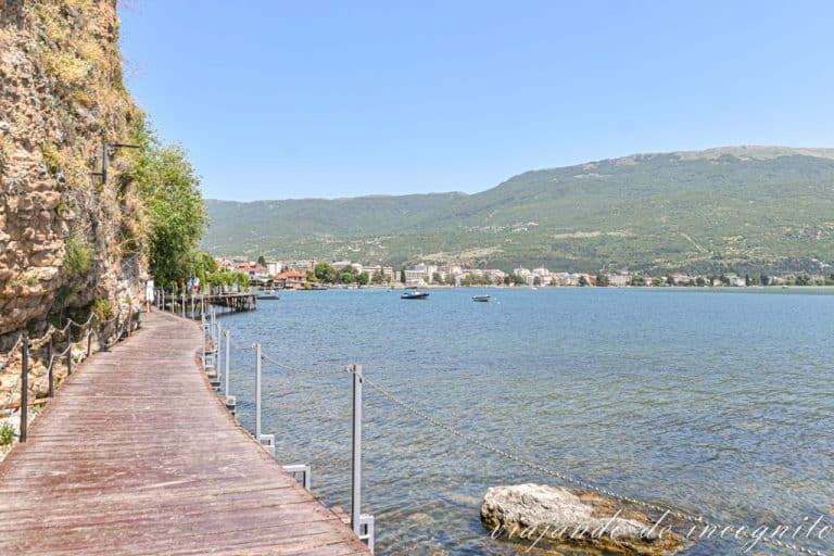 Paseo de madera a lo largo del lago en Ohrid.