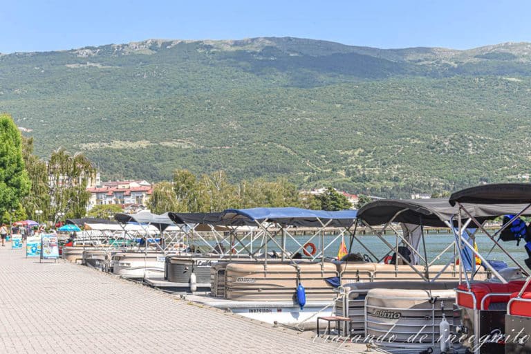 Paseo marítimo de Ohrid con numerosos barcos amarrados