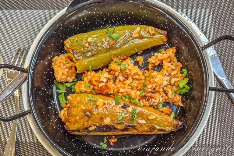 Plato de pimientos rellenos de arroz