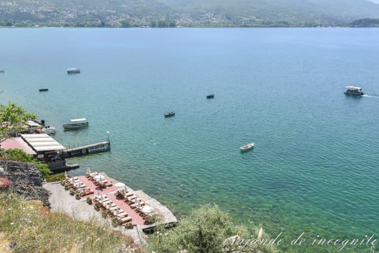 Vistas de la playa de kaneo en Ohrid desde la iglesia que lleva su nombre.