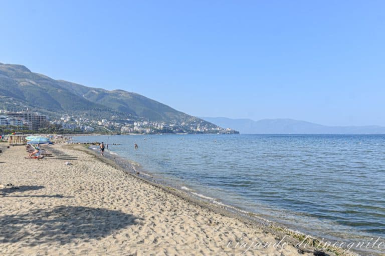 Bastante gente tomando el sol y bañándose un domingo en la playa de Vlorë