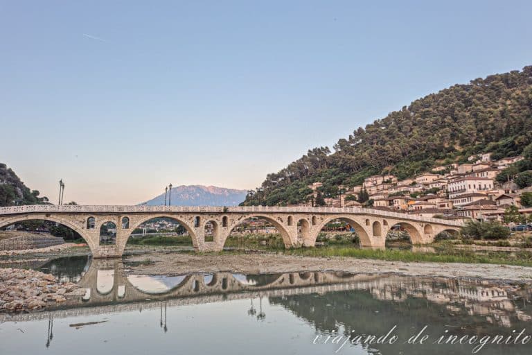 Puente de Gorica reflejado en el agua al atardecer