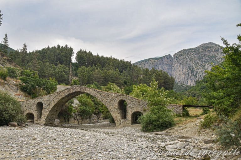 Puente otomano de Kasabashit con las montañas de fondo
