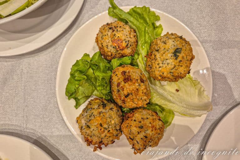 Plato con 5 Qifqi sobre hojas de lechuga